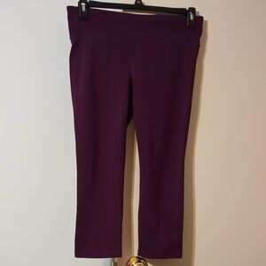 EUC ~ GapFit G-Fast Women's Plum Colored Capri Leggings (Size: Large)